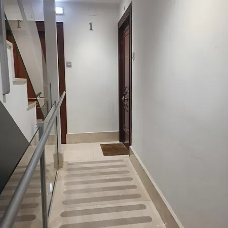 Daire En La Ciudad, Con Patio -parking Gratis *